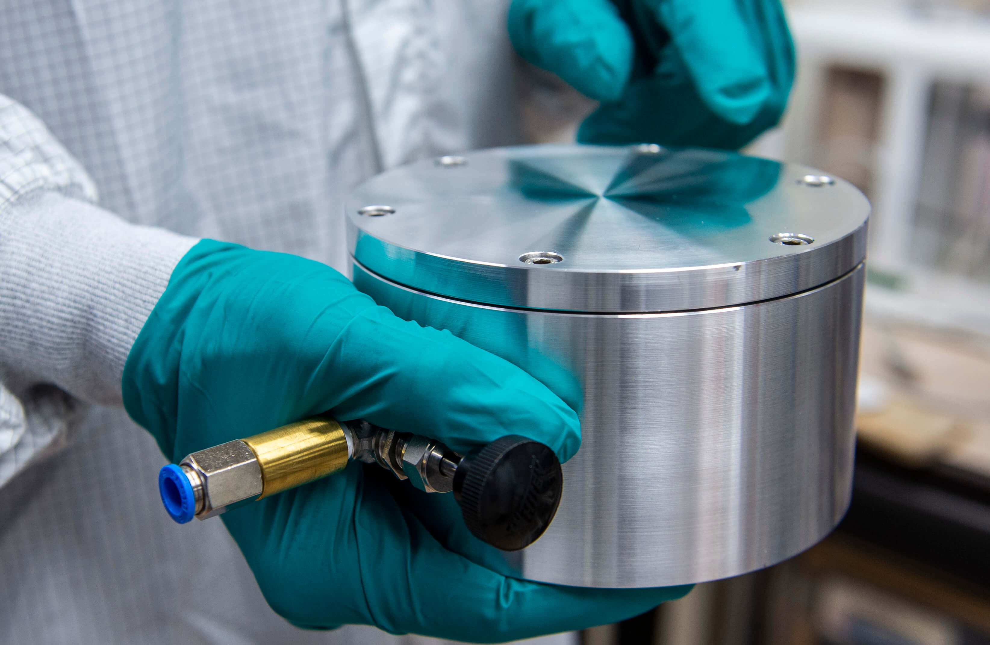 Dry Nitrogen Container for Sample Transfer and Storage. Credits ESA